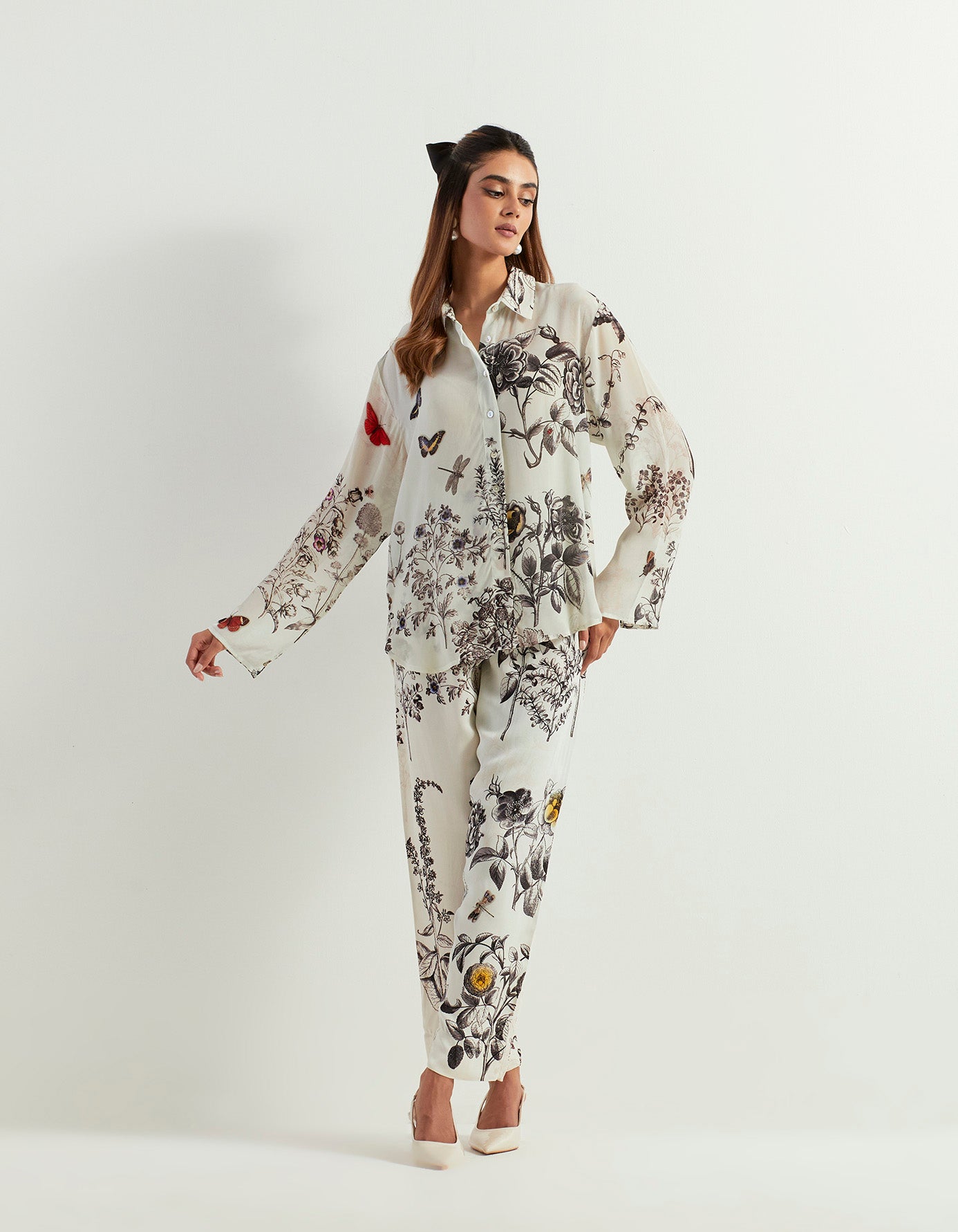 Saaya Printed Chanderi Pants Paired With Organza Silk Hand Embroidery Cape And Steretch Inner